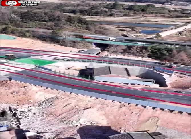 Video :China's detached home in the middle of a highway